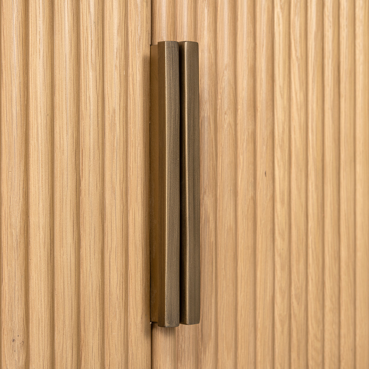 Kumode Belfort ar 4 durvīm Richmond Interiors dabīgs ozols - N1 Home