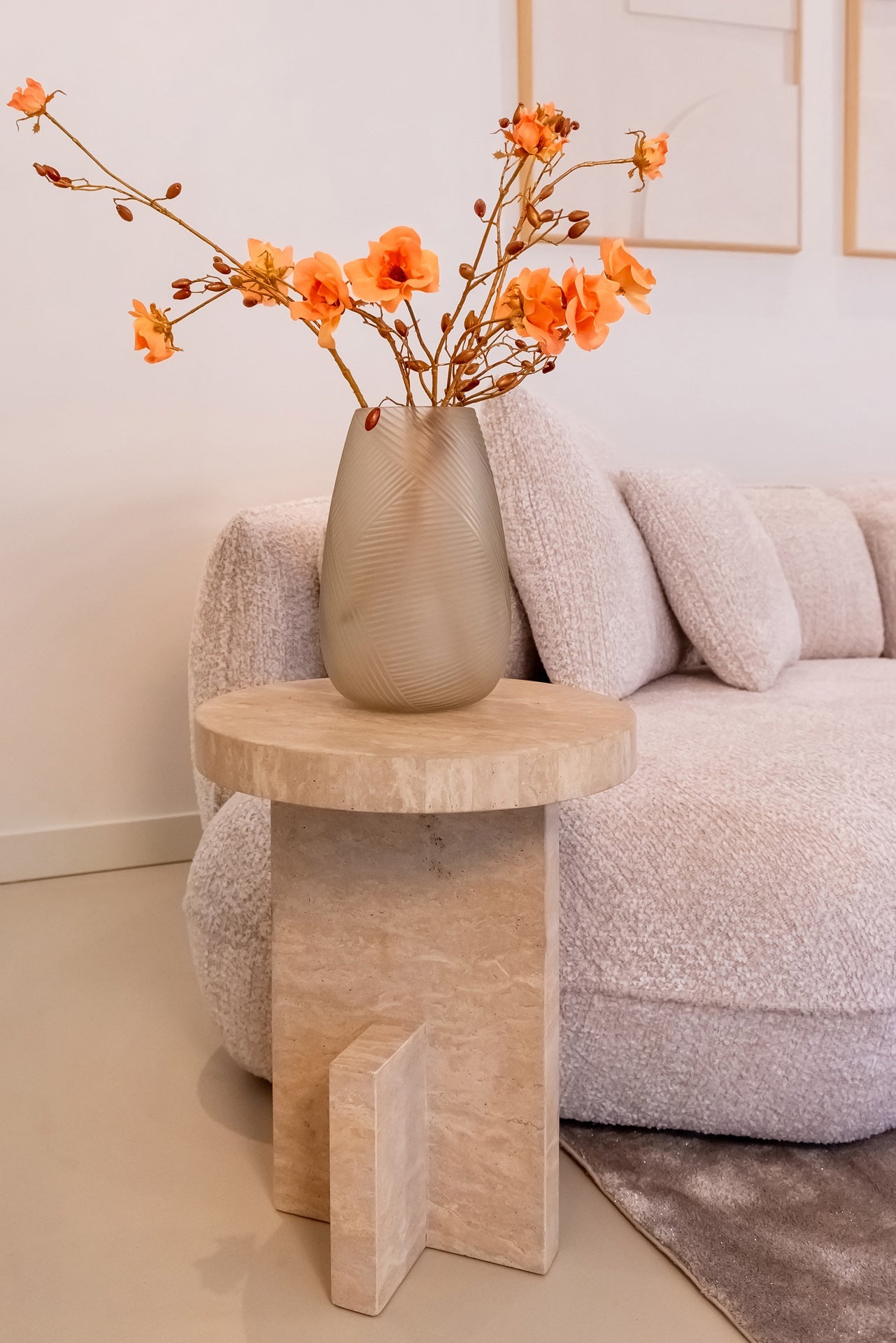 Столик Biltmore итальянский травертин Richmond Interiors 55/44/44 см бежевый