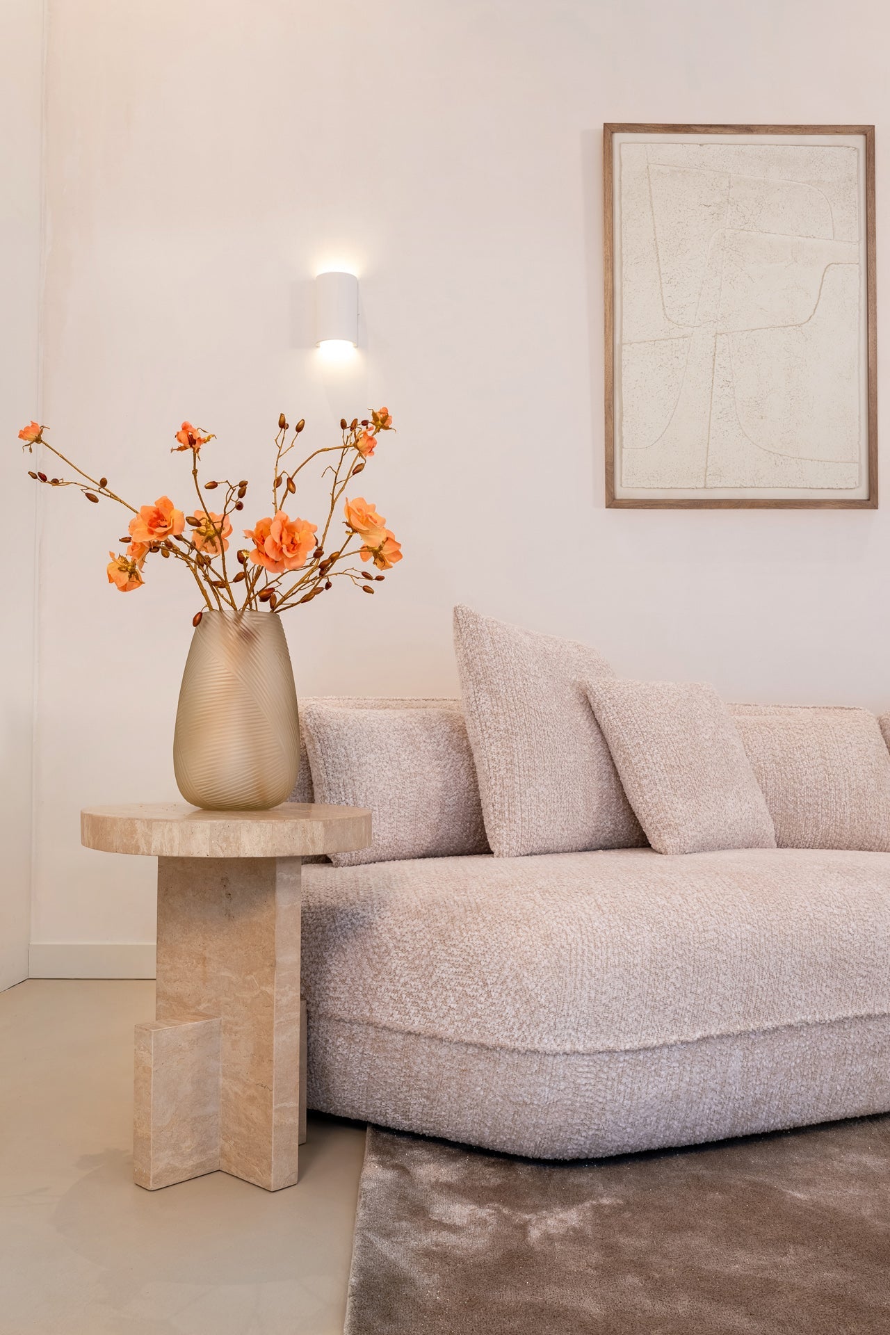 Столик Biltmore итальянский травертин Richmond Interiors 55/44/44 см бежевый