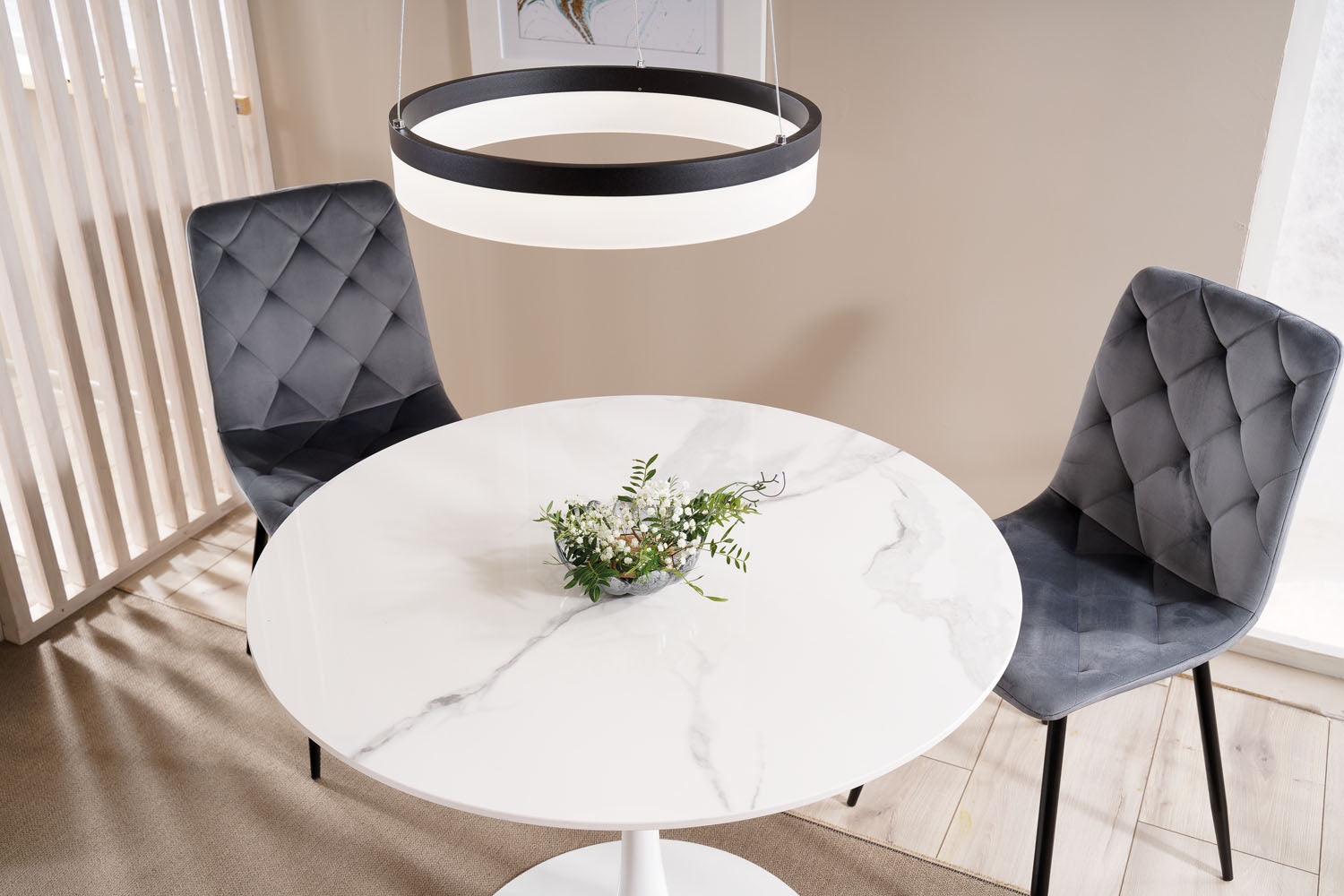 JERRY SAMTA KRĒSLS MELNS RĀMIS/ PELĒKS